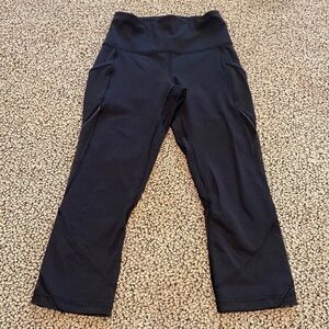 Lululemon Black Capri Leggings Size 2 in Like New Condtion